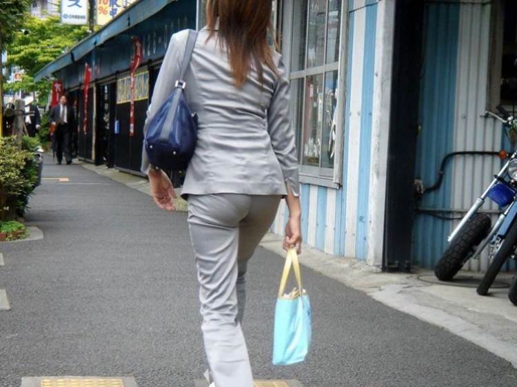 OL_グレーパンツ_デカ尻_街撮り_エロ画像09