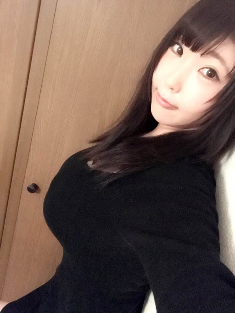 着衣巨乳_黒系の服装_エロ画像17