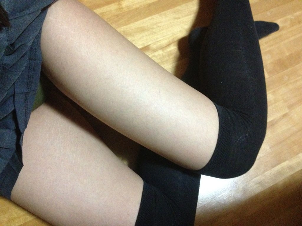 真っ白な肌の太ももから見えるピンクパンチラ