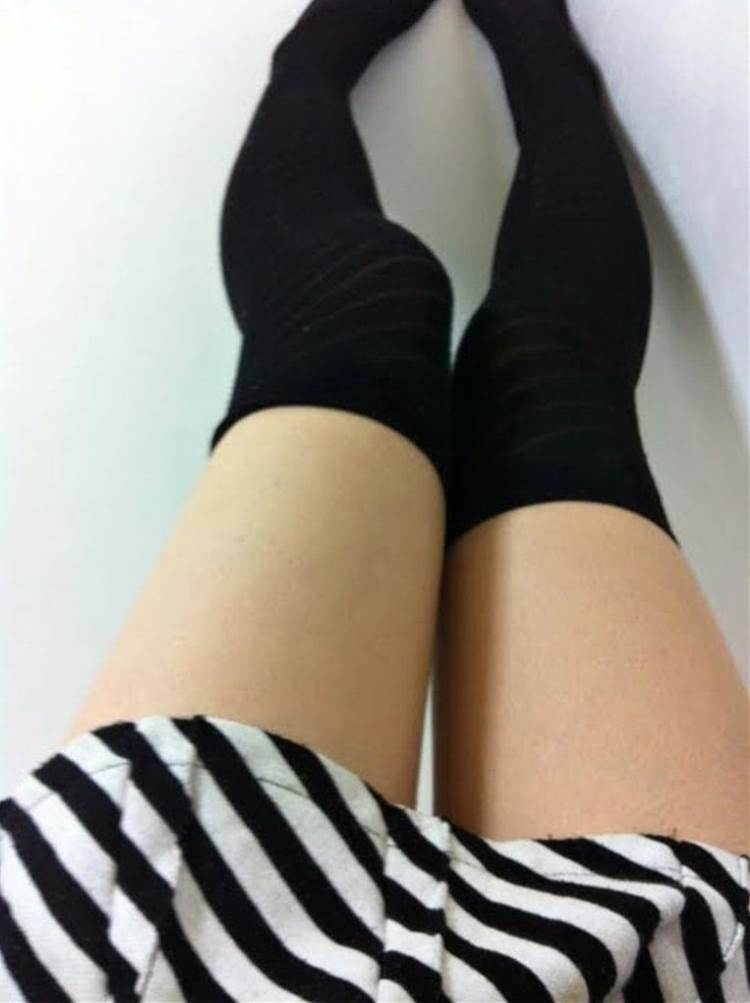綺麗な美白太ももに内股が最高に良い美脚素人の自撮り
