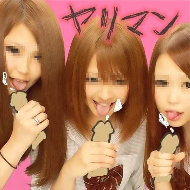 チンポの落書きをしながらフェラチオ…更には顔射まで演出するJKのエロプリ