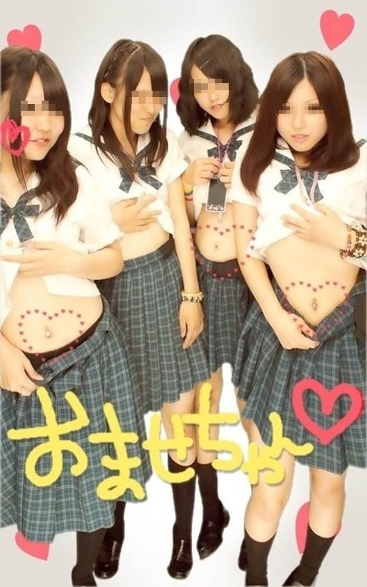 へそピを見せるつもりがパンツも見せてしまった女子校生のプリクラ