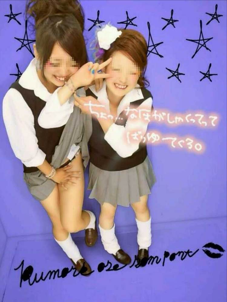 紐レースのパンチラ見えたJKのプリクラ