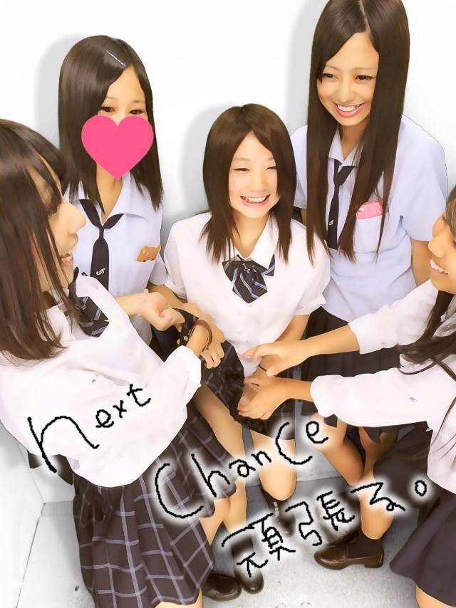 小柄なJKが友人たちからスカート捲りされた瞬間のエロプリ