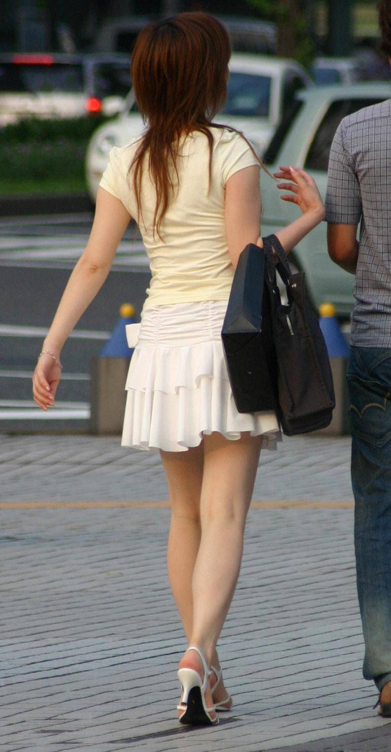 動けばパンチラしそうなミニスカの美脚素人を街撮り