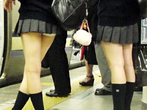 【JKパンチラ盗撮エロ画像】制服スカートがミニ過ぎて自然とパンティが見えてる女子校生たちを街撮りｗｗ
