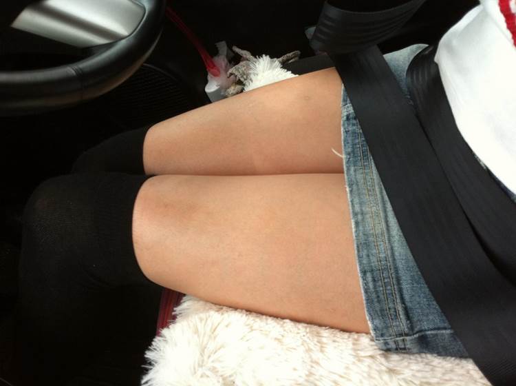 デニスカとニーソックスが似合う細い足をした素人女性の絶対領域を接写撮り