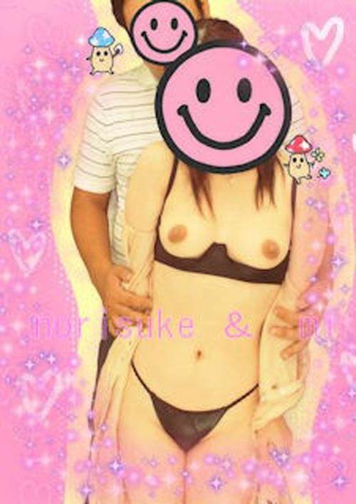 顔を隠しておっぱいを晒す下着姿の彼女とプリクラ撮影