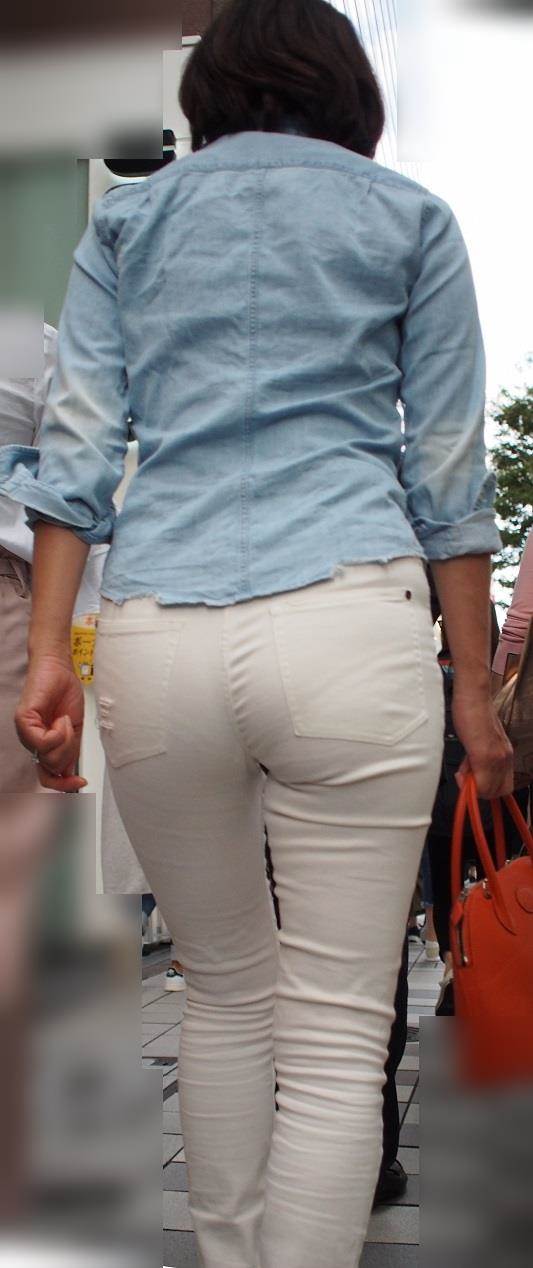 フルバックのパンティラインを出した白パンツ女子を街撮り