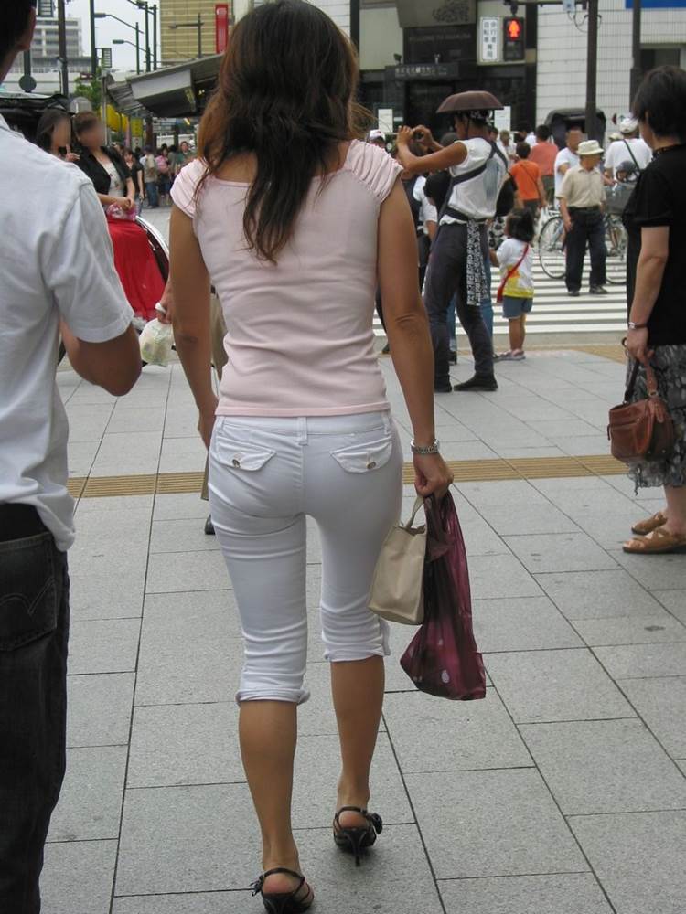 7分丈の白パンツを履いたスタイル良い素人を街撮り盗撮