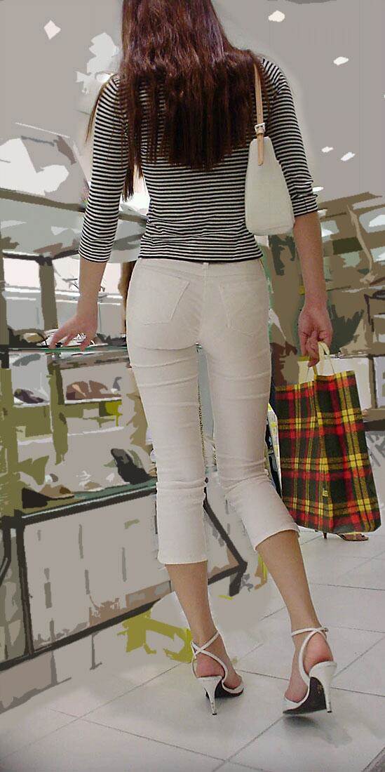 7分丈の白スキニーパンツを履いたスタイル良い女性を背後撮り