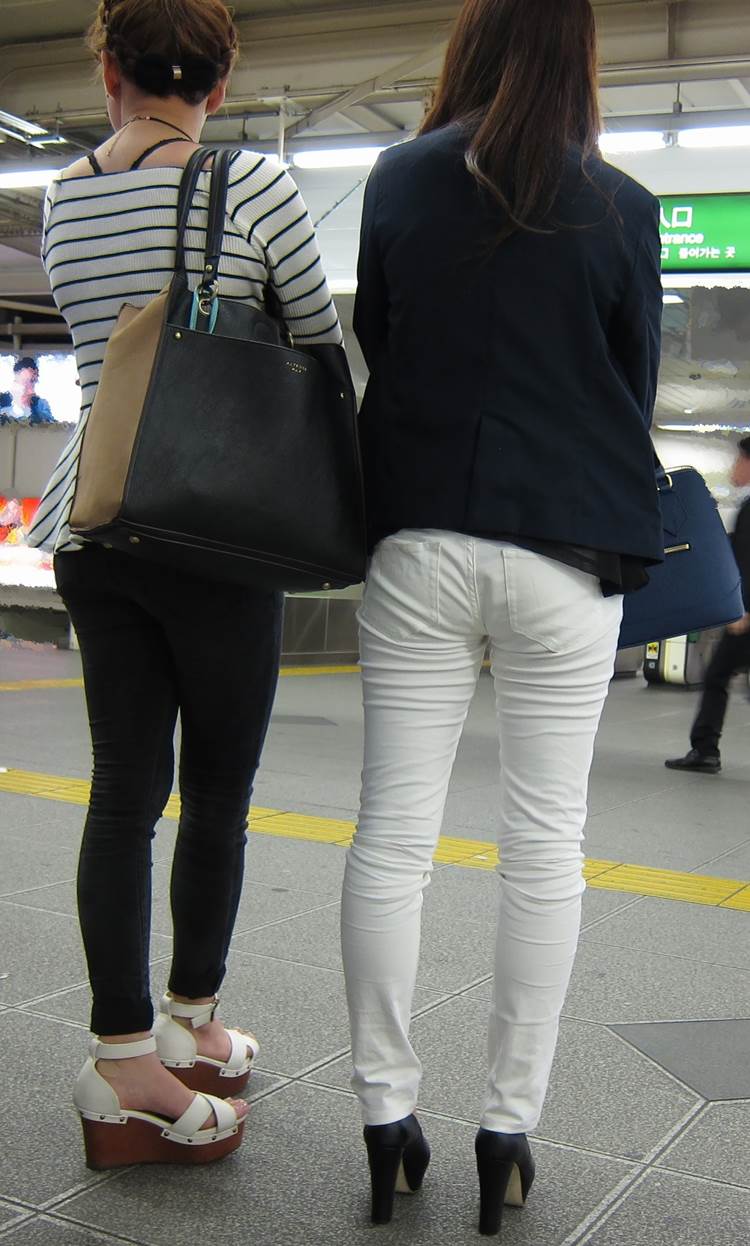 足の細さに相当自信のあるスキニーパンツ履いた素人女性