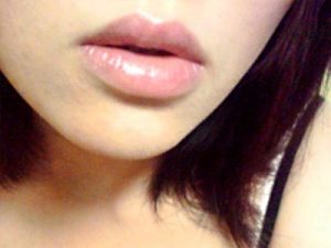 【唇自撮りエロ画像】ぷっくりした分厚い唇と胸の谷間をコラボした素人女子たちのエロ写真ｗｗ