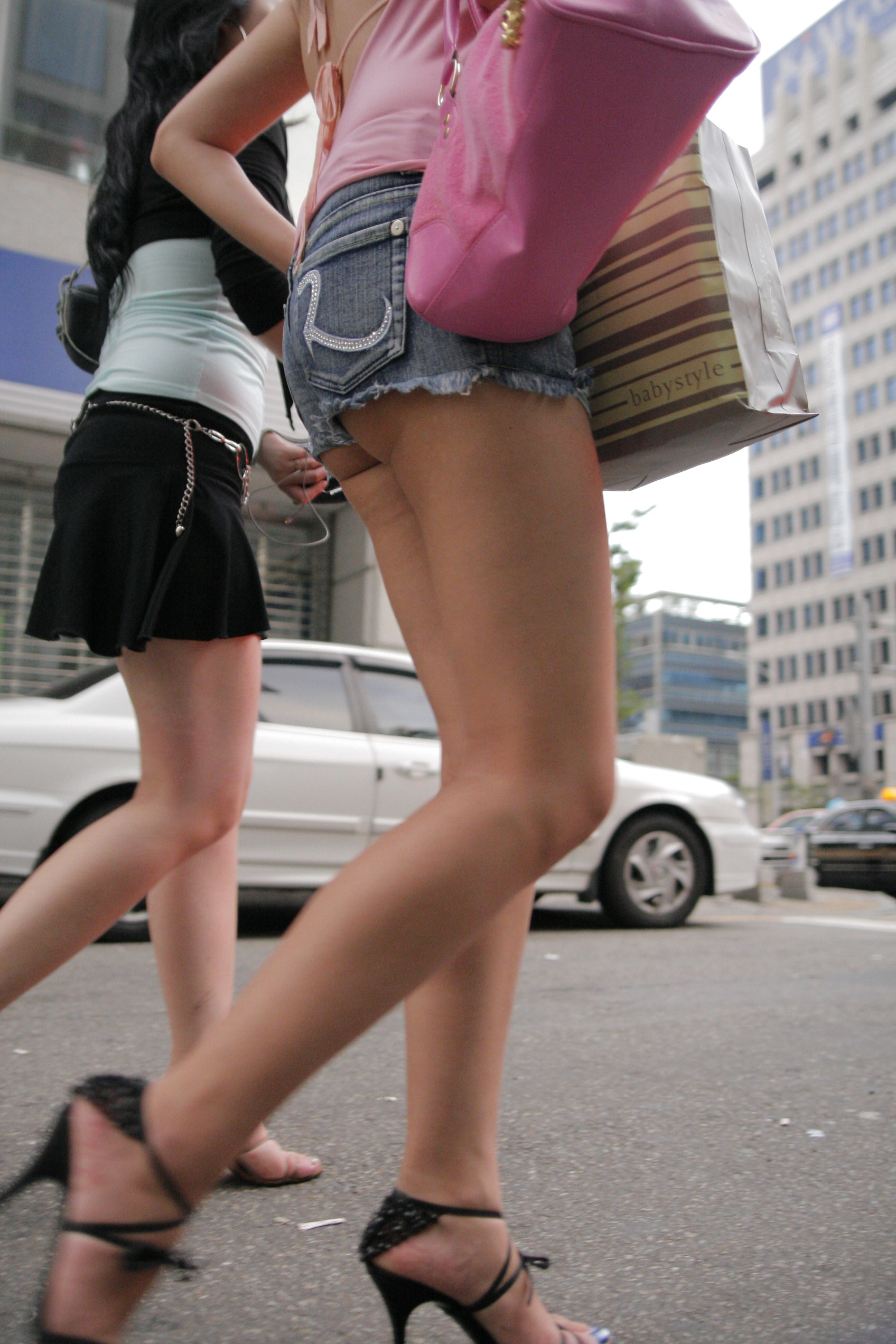 素人_ダメージホットパンツ_穴開き_盗撮_下半身_エロ画像14