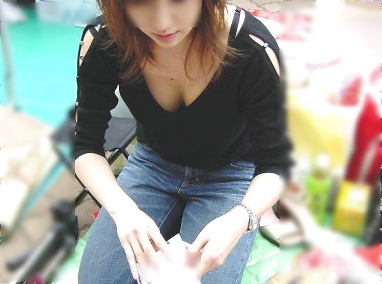 店員_胸チラ_谷間_盗撮_エロ画像01