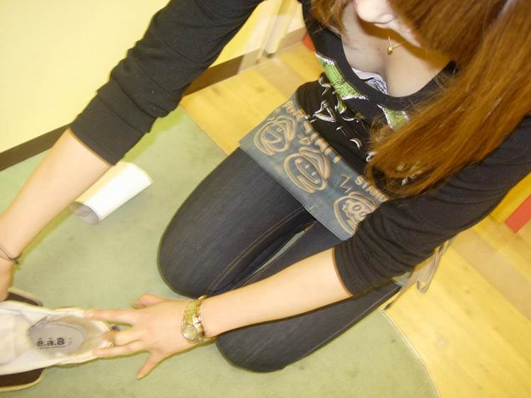 店員_胸チラ_谷間_盗撮_エロ画像10