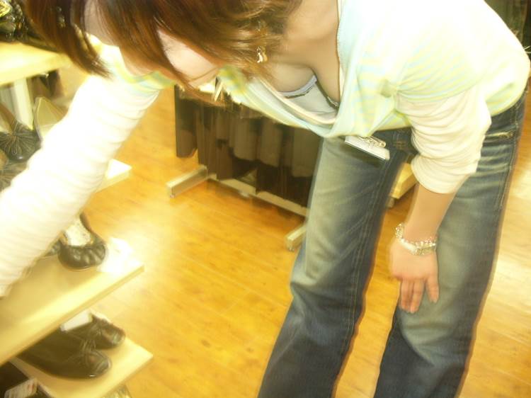 店員_胸チラ_谷間_盗撮_エロ画像13