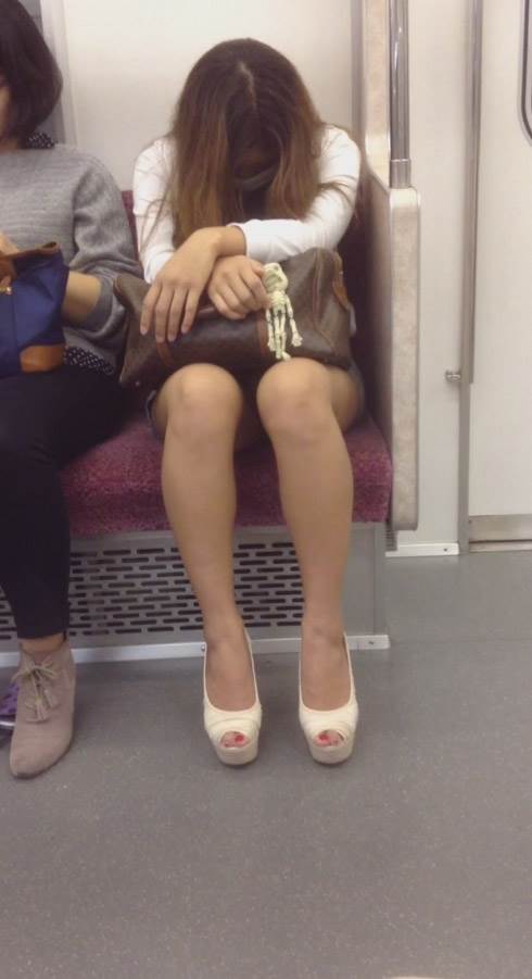 素人_爆睡_電車_パンチラ盗撮_エロ画像20