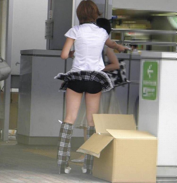 風チラ_素人_パンチラ_街撮り_盗撮_エロ画像14