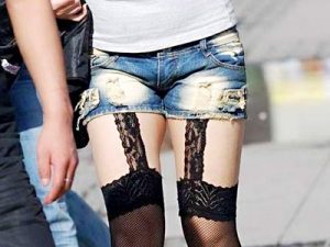 【ガーターベルト街撮り盗撮エロ画像】街中で見かけたら思わずお礼を言ってしまうほど下半身がドエロい素人ｗｗ