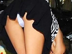 【前屈みパンチラ盗撮エロ画像】ミニスカの油断…Tバックやフルバックの食い込み下着が丸見えになった素人女子ｗｗ