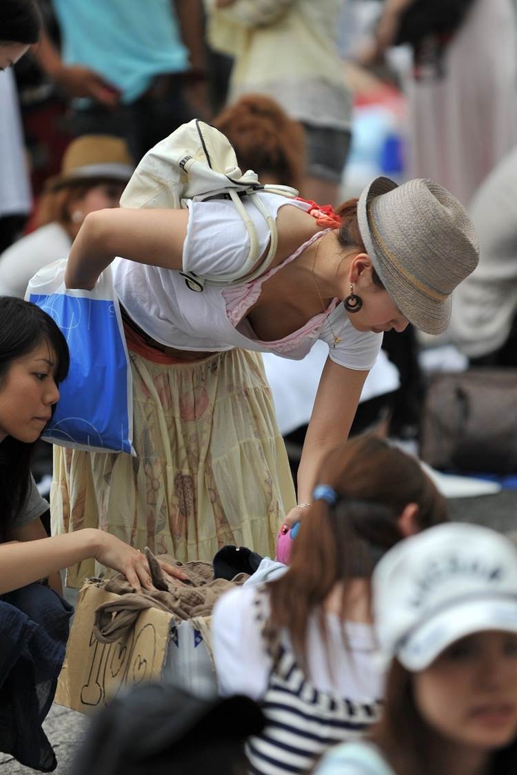 素人_巨乳_胸チラ_盗撮_エロ画像08