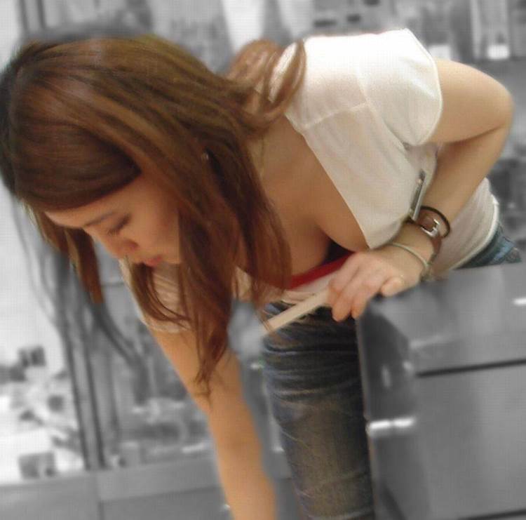 素人_巨乳_胸チラ_盗撮_エロ画像19