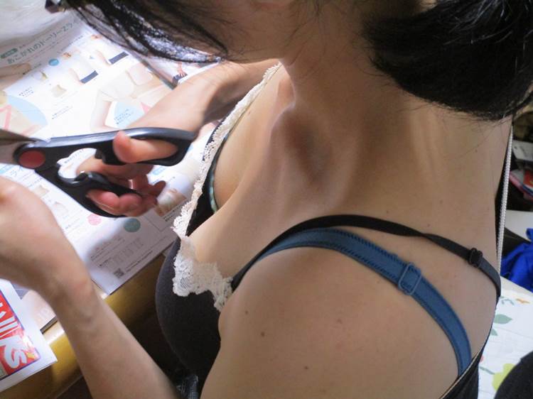 素人_巨乳_胸チラ_盗撮_エロ画像12