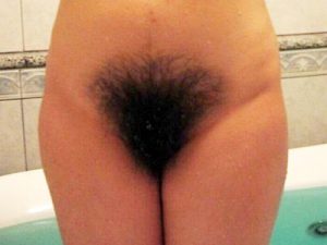 【マン毛自撮りエロ画像】パンティーを履けば確実にハミ毛するほど局部にびっしり生えた剛毛女子たちｗｗ