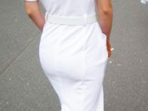 【ナース街撮り盗撮エロ画像】白衣姿で街中を歩く看護婦を背後から隠し撮り…パンティラインがうっすら浮かぶｗｗ