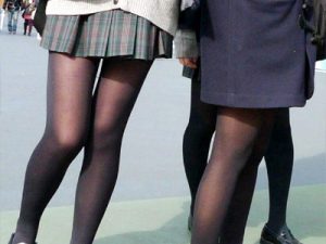 【JK街撮り盗撮エロ画像】肌がうっすら透けた黒タイツを履いたミニスカ女子校生たちの足を接写撮りww