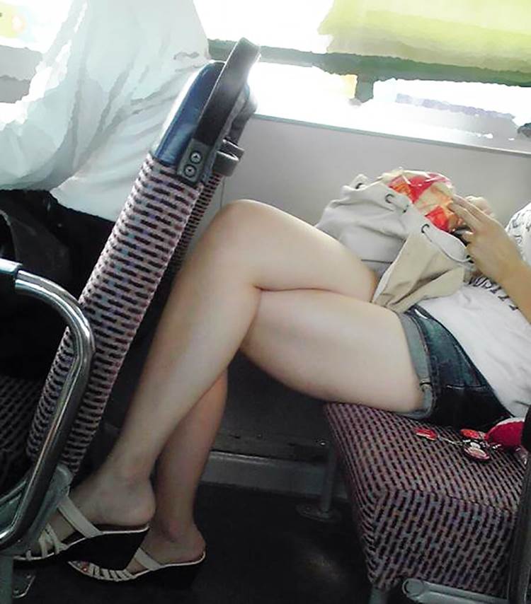 素人_太もも_街撮り_盗撮_エロ画像06