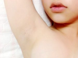 素人_脇_自撮り_エロ画像