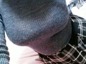 【着衣巨乳自撮りエロ画像】ニットセーターを着た素人女性が自慢の谷間は見せずにデカ乳をアピールww