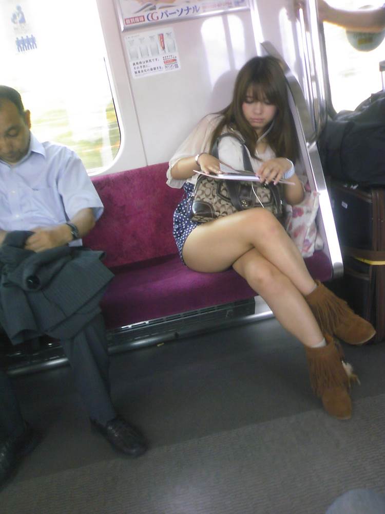 電車_生足_露出_盗撮_エロ画像06