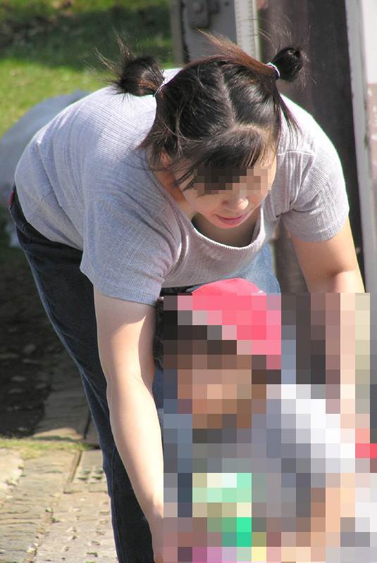 巨乳ママ_谷間_胸チラ盗撮_エロ画像09