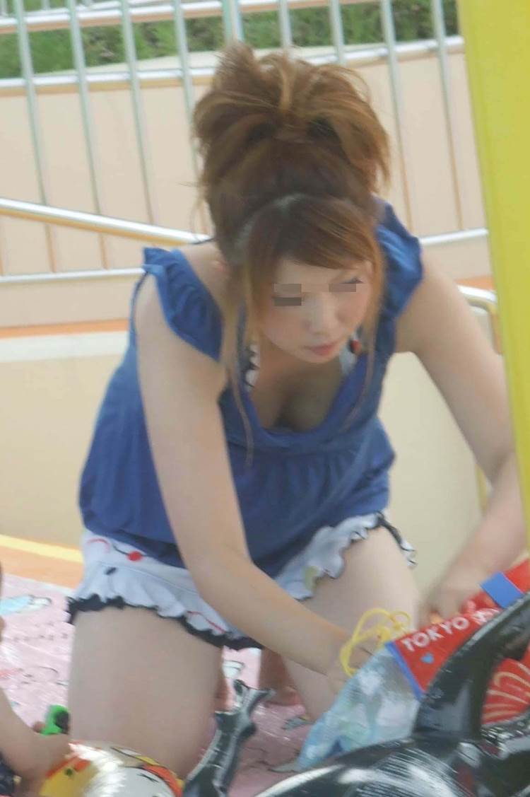 巨乳ママ_谷間_胸チラ盗撮_エロ画像12