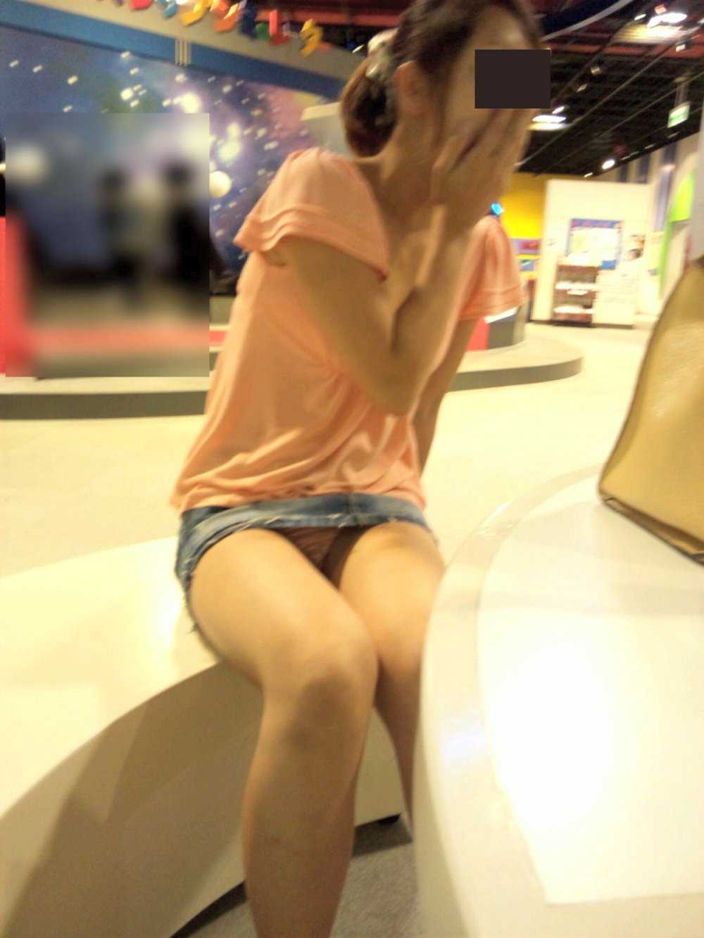 素人_デニムスカート_パンチラ_盗撮_エロ画像09