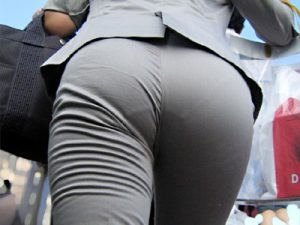 【OL街撮り盗撮エロ画像】階段やエスカレーターで移動するパンツを履いたデカ尻OLのパンティラインｗｗ