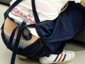 【店員ローライズ盗撮エロ画像】仕事に夢中で腰元からパンチラしてることに気付かない素人女子たちを隠し撮りｗｗ