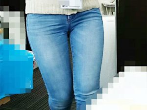 【スキニージーンズ街撮り盗撮エロ画像】尻・太もも・ふくらはぎをピチピチのGパンで締め付ける素人女子ｗｗ