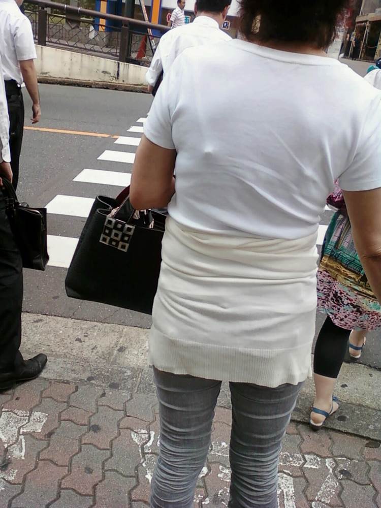 人妻_素人_透けブラ_街撮り_盗撮_エロ画像02