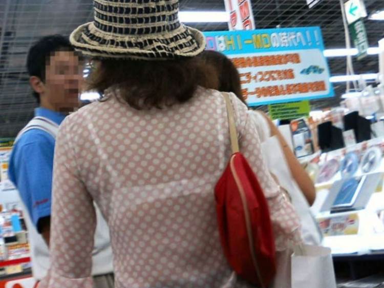 人妻_素人_透けブラ_街撮り_盗撮_エロ画像17