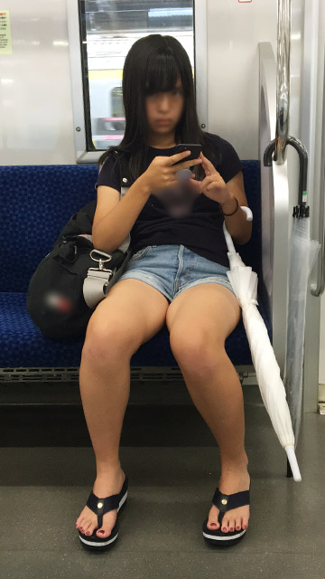 素人_デニムホットパンツ_電車_盗撮_エロ画像13