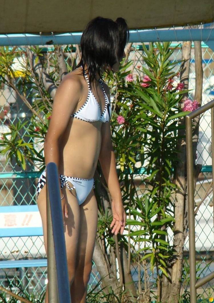 白ビキニ水着_素人_プール_盗撮_エロ画像20