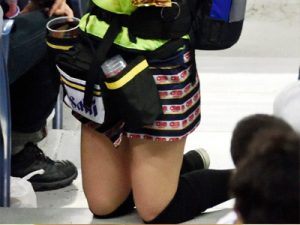 【ビール売り子盗撮エロ画像】野球球場で露出度高い衣装を着た可愛い売り子たち…プロ野球観戦より目当て客急増!?ww