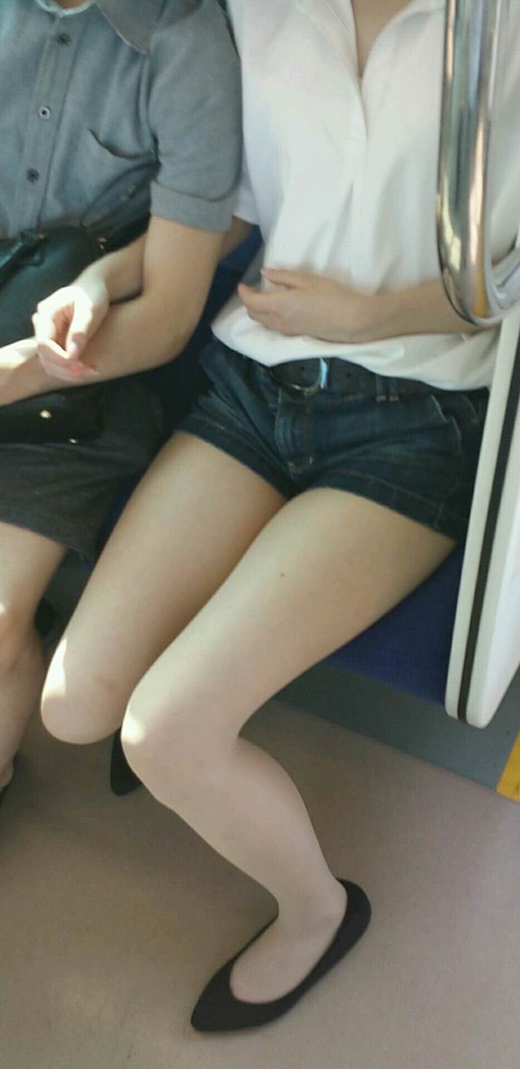 素人_電車_ホットパンツ_盗撮_エロ画像18