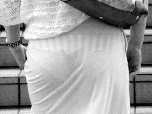 【赤外線カメラ街撮り盗撮エロ画像】パンティラインとは別次元…完全に履いているパンティーが透けた素人女性たちｗｗ