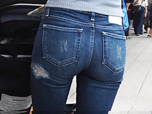 【スキニージーンズ街撮り盗撮エロ画像】美尻ブームでヒップラインを見せるピチピチデニムを履く素人女性を背後撮りｗｗ