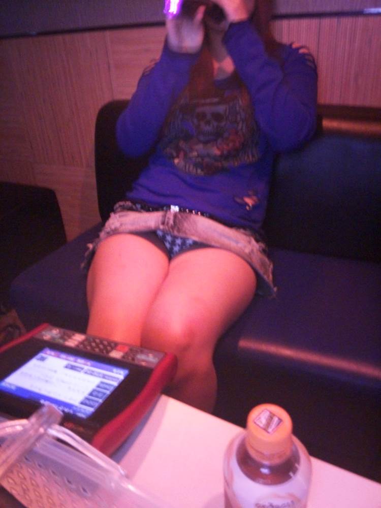 カラオケボックス_素人_パンチラ_エロ画像04